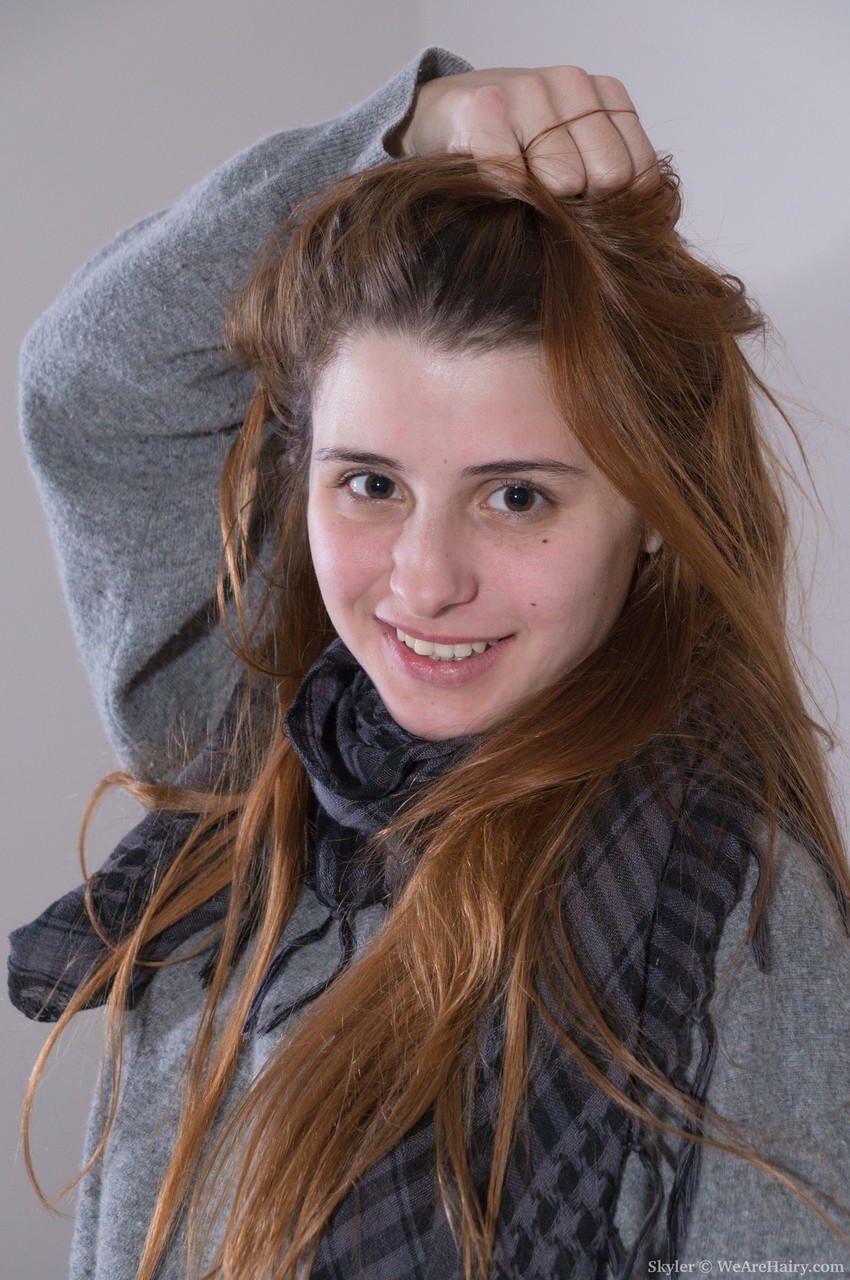 पहली बार स्काइलर बेड पर लेट जाती है और एक चुंबन उड़ाती है जबकि अपने बुश को दिखाती है