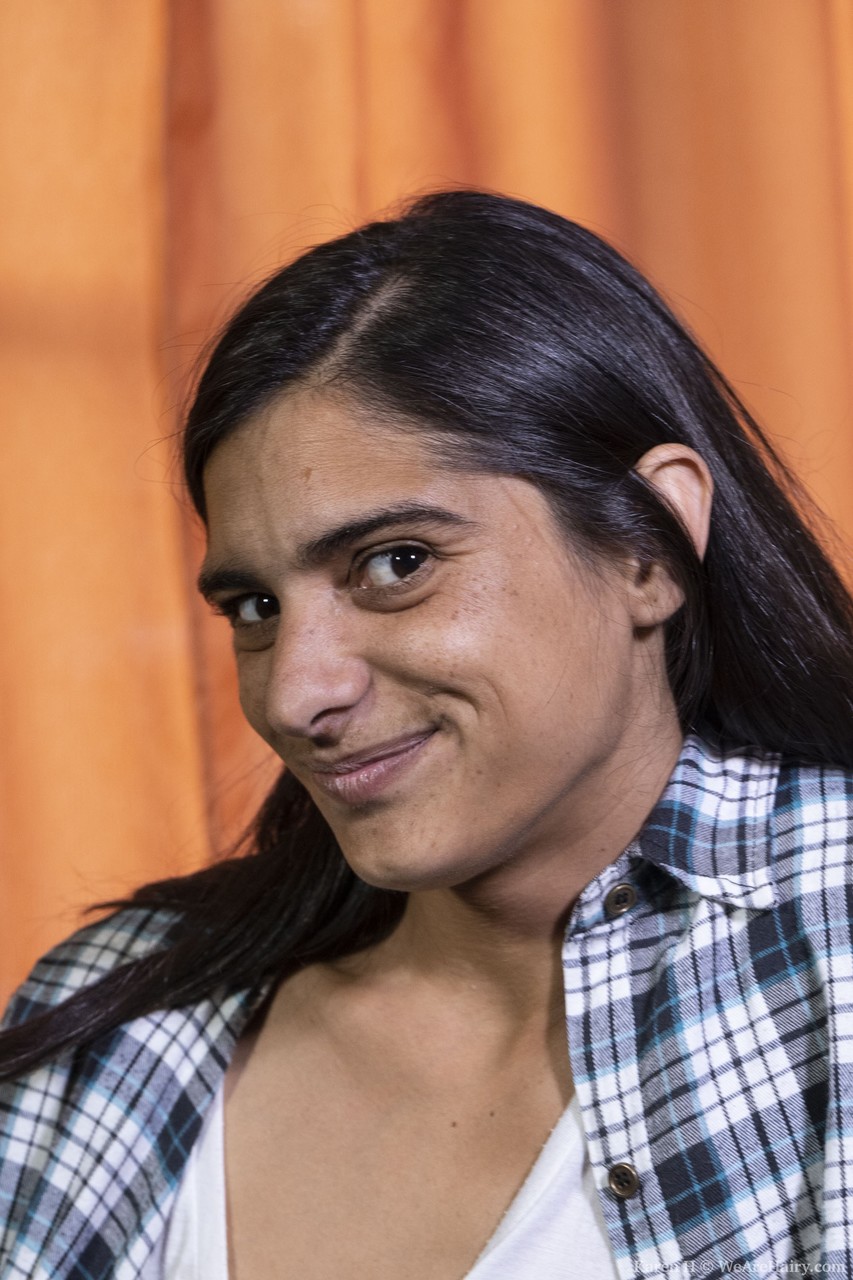 笑顔の素人カレンHが小さな胸と毛深いマンコをソロで露出