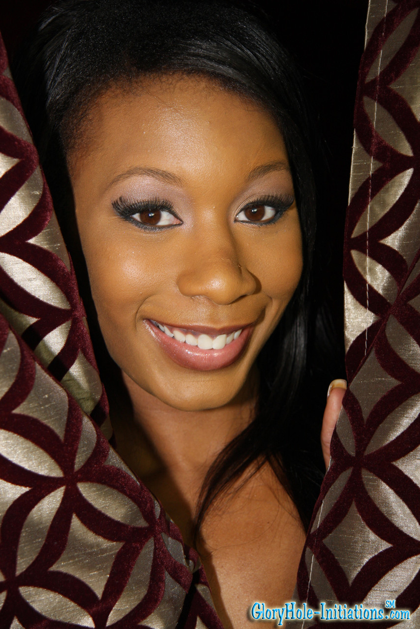 Rane Revere Ébène Satisfait Une Bite Blanche À Travers Un Trou Dans Le Mur Rouge