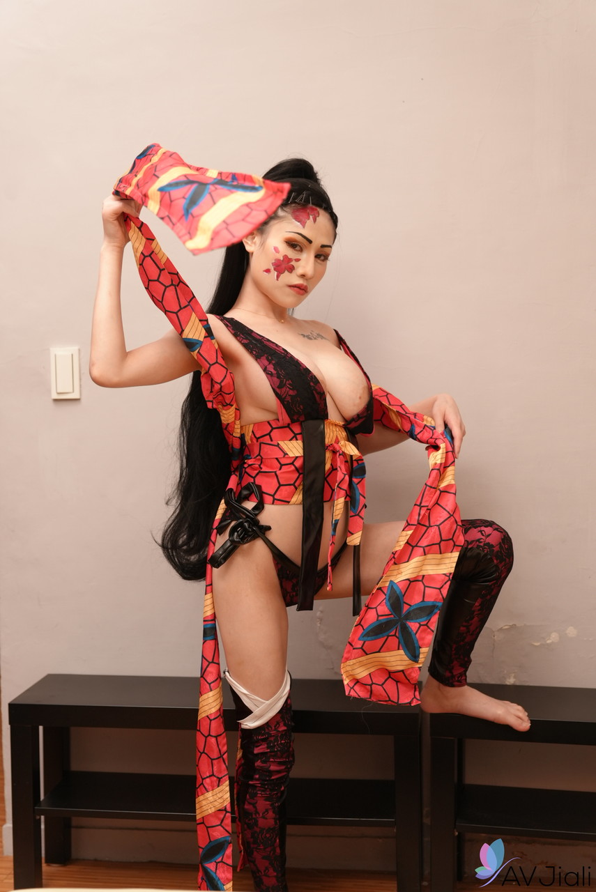 Séduisante Asiatique Babe Xiao Ye Ye Caresse De Gros Nichons Et Se Fait Baiser Fort