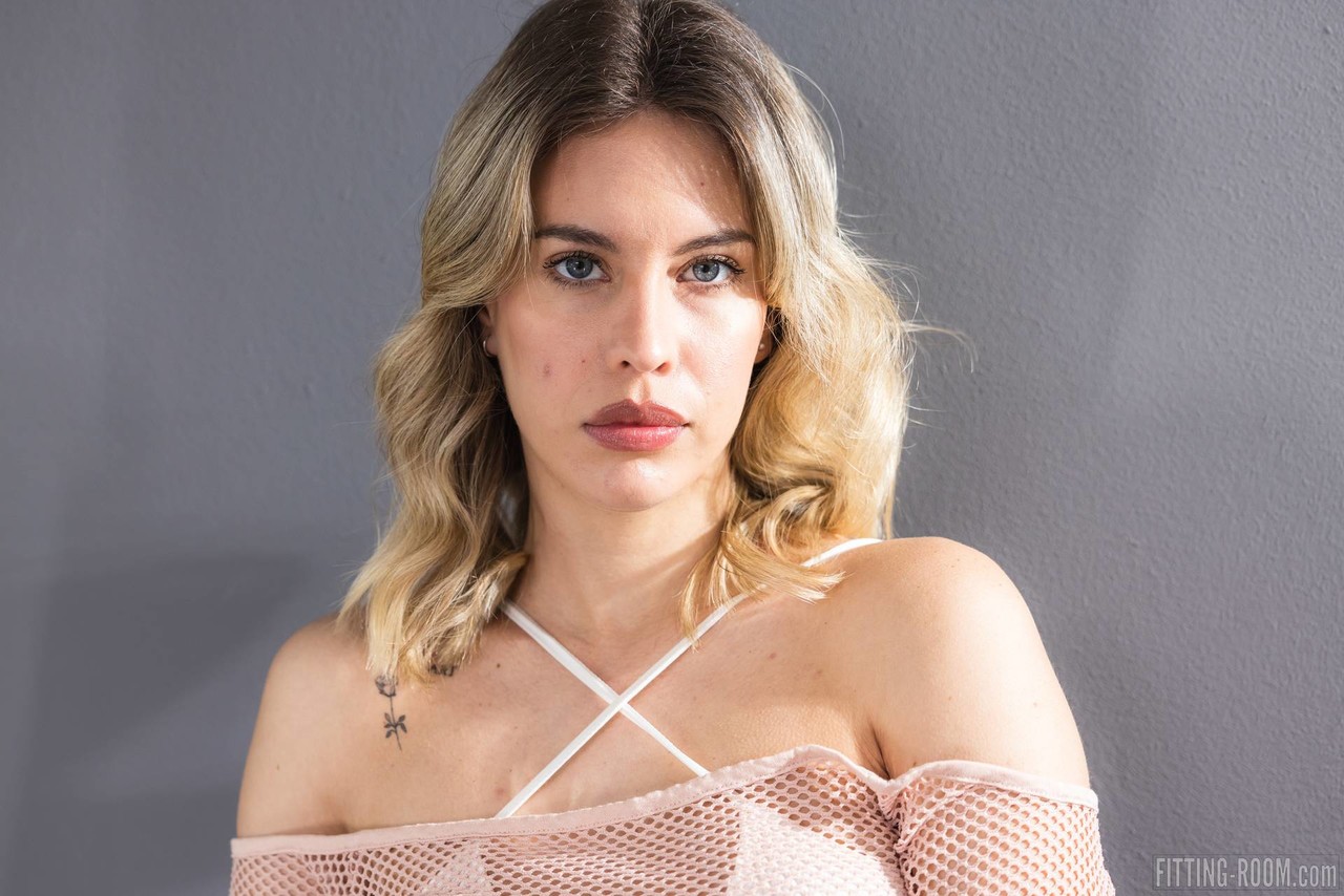 Adolescente Latina Toni Maria Abre As Pernas Depois De Ficar Completamente Nua