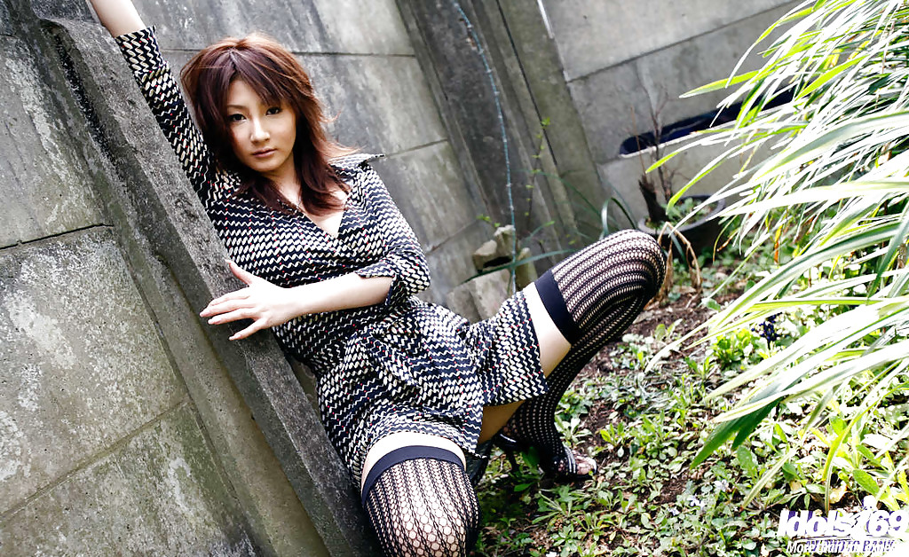 Petite Asian Babe Reina Mizuki Flashes Her Hairy Muff And Tiny Fanny