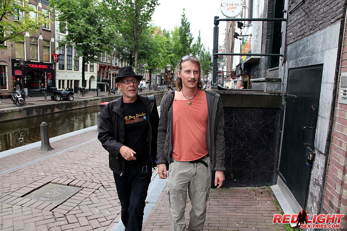 セックス観光客が旅行中に赤線地帯の楽しみを発見