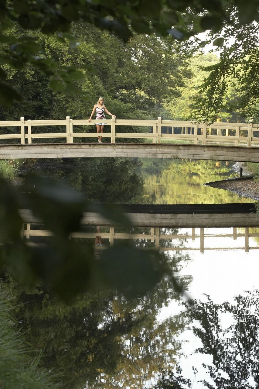 金髪のハンガリー美女キャロル・ゴールドネロバが屋外で驚くほど美しい乳房と女性器を見せる
