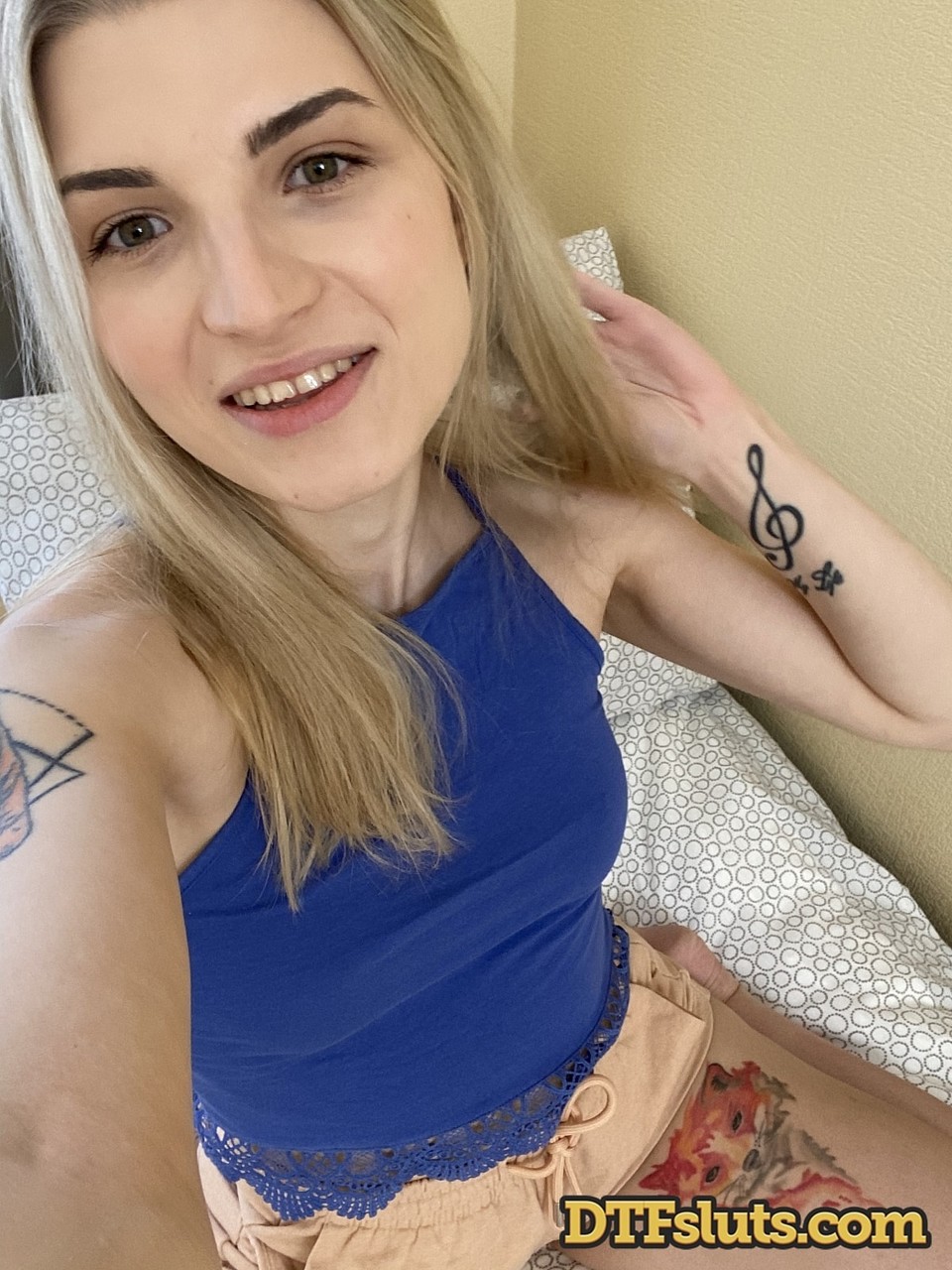 Monroe Fox と Alexa Black が服を脱いでおまんこをこすり合わせる