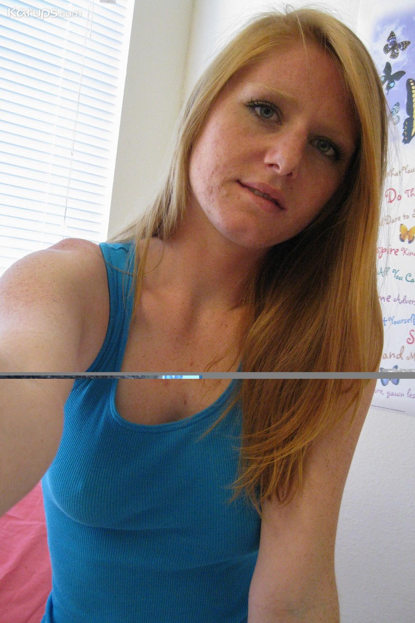 المراهقة الهواية كليو تداعب ثدييها تمتطي السيبيان في الغرفة