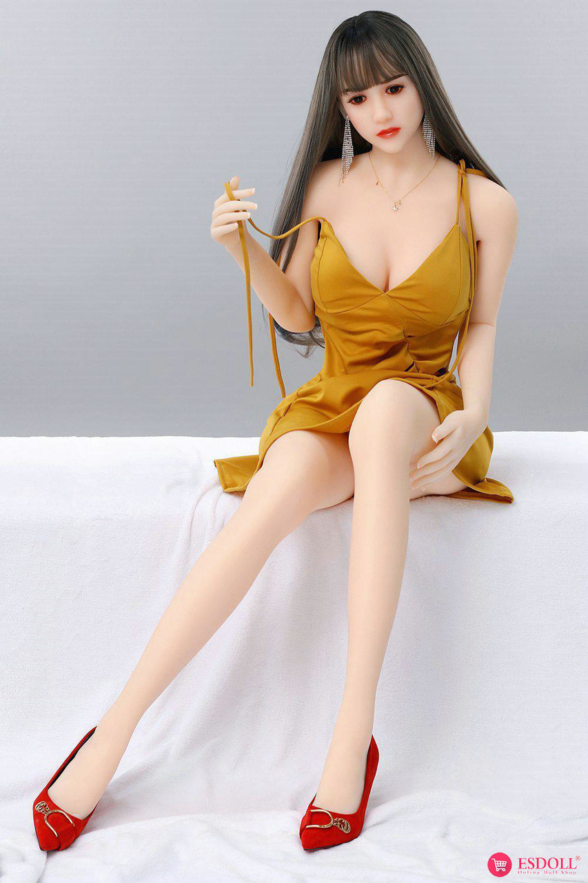 裸のアジアのセックス人形が彼女の大きなおっぱいを見せびらかす