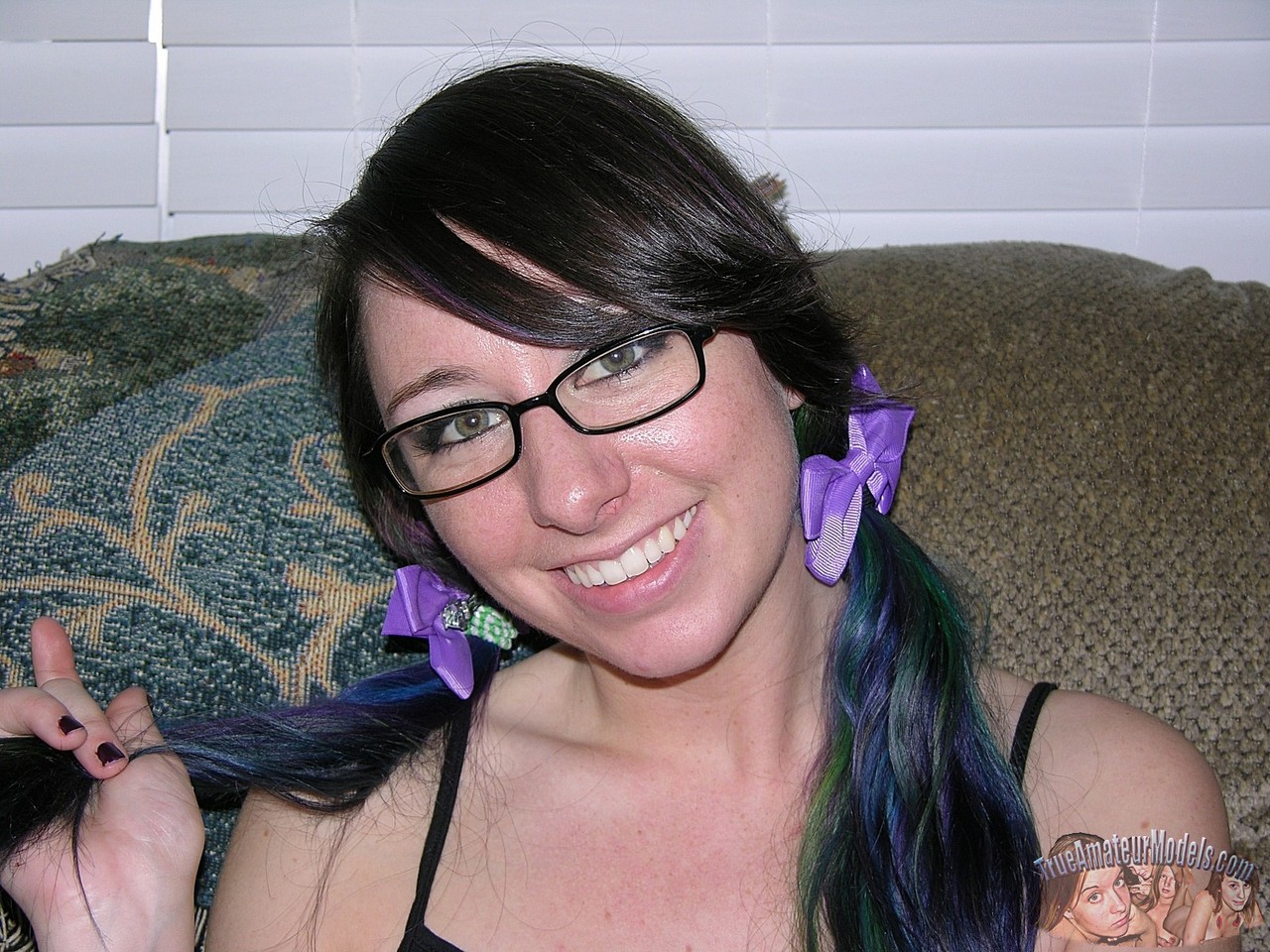 プランプなアマチュアのDakota Charms が 自分のデカいお尻をマスターベーションの最中に握る