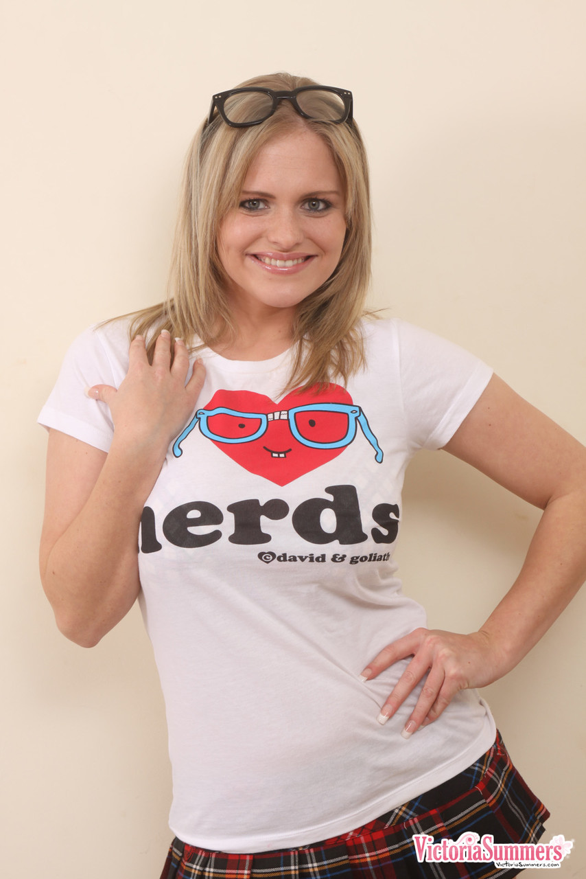 Die Nerdige Blondine Victoria Summers Zeigt Perfekte Große Titten In Sexy Strümpfen Und High Heels