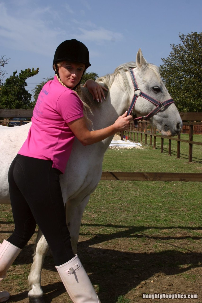 किंकी जॉकी सिमोन क्लेयर और बड़े स्तनों वाली ब्रूनेट ने बाड़े में जंगली समूह सेक्स किया