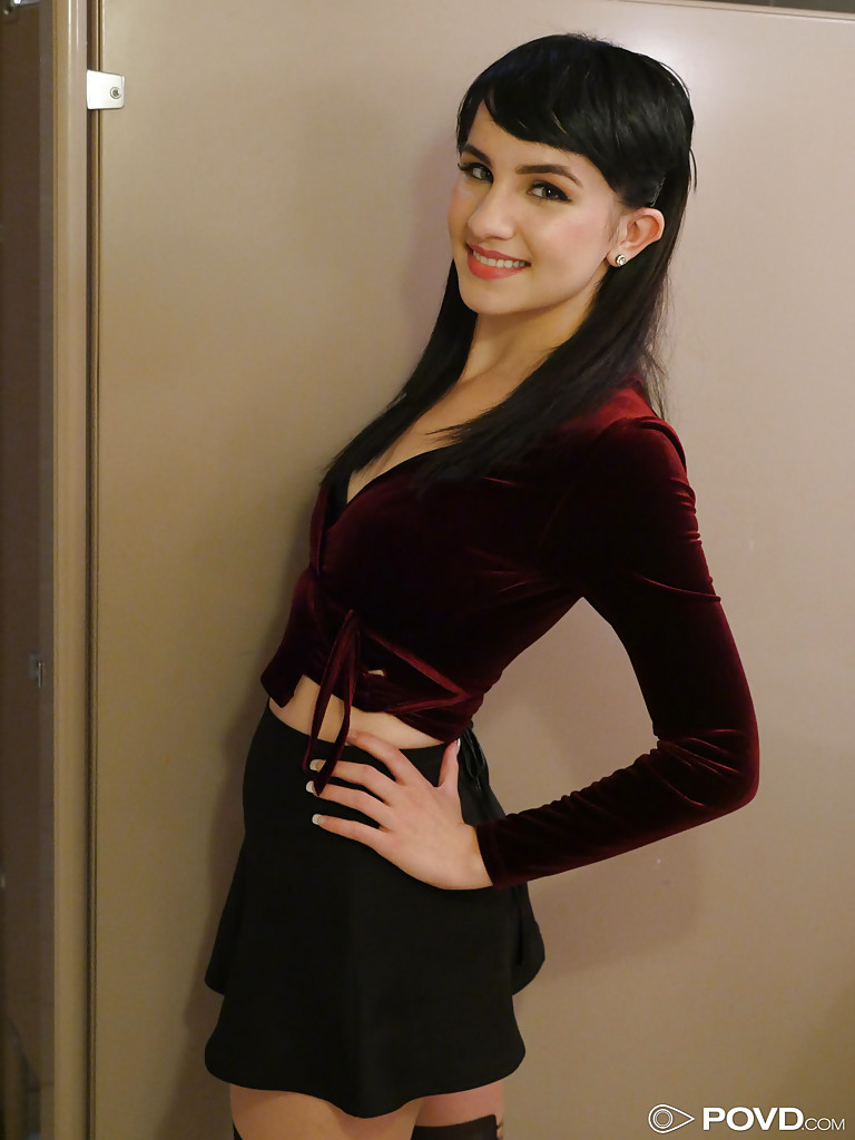 美味しいブルネット・アローラ・アシュリンがトイレに入って便座に座る