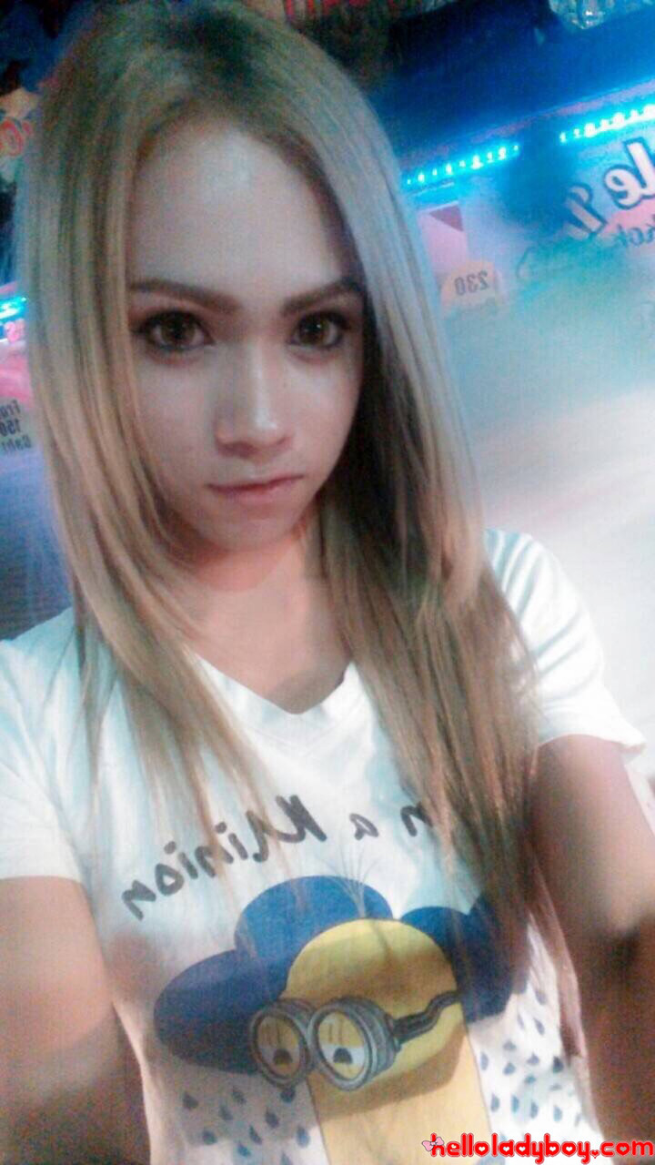 小柄なアジア系レディボーイFermがホットな衣装でポーズをとったコンピレーション