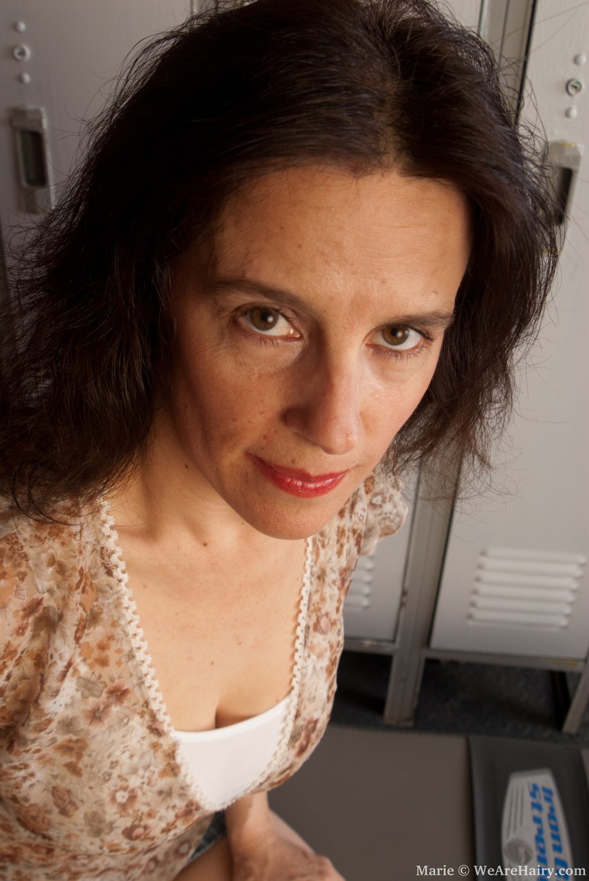 成熟棕发大胸玛丽在单独场景中展示她多毛的阴道