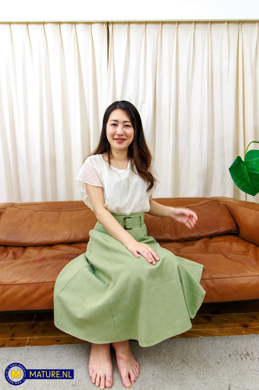 亞洲性感女郎Megumi Satuki 完全脫衣並展現她甜美的粉色陰道