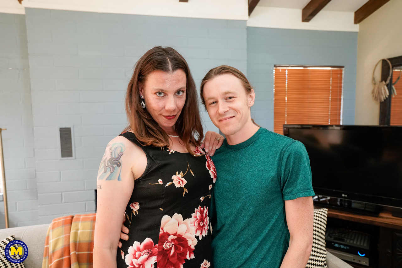 परिपक्व आइलीन अपने युवा प्रेमी के विशाल लिंग का आनंद लेती है