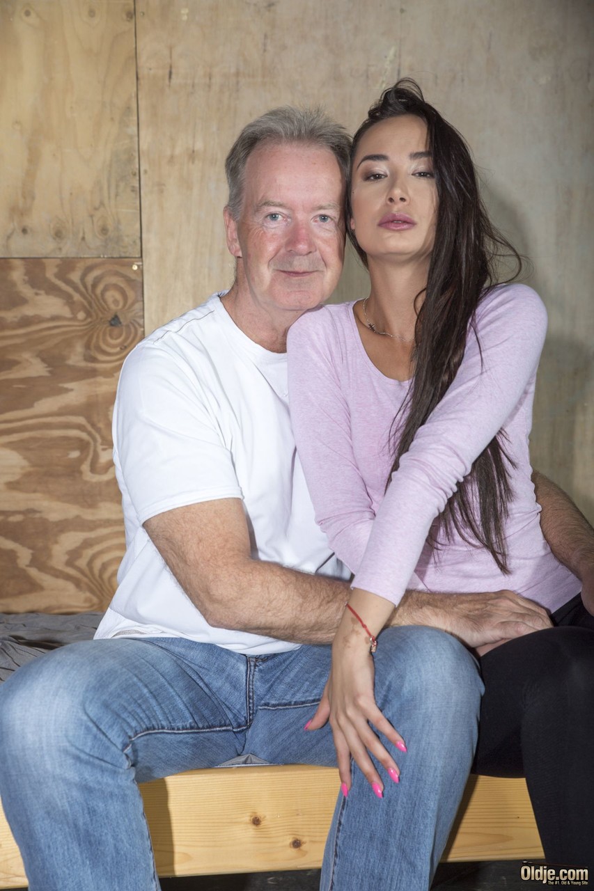 細身のティーン フレヤ・ディーがボディを披露し年増チンポに跨る