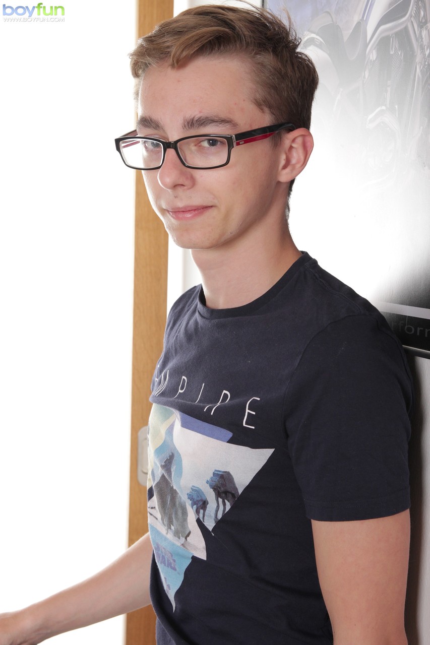 瘦弱书呆子Twink Jack Flynn 展示 身体 并 拍摄 他 巨大 的 鸡巴