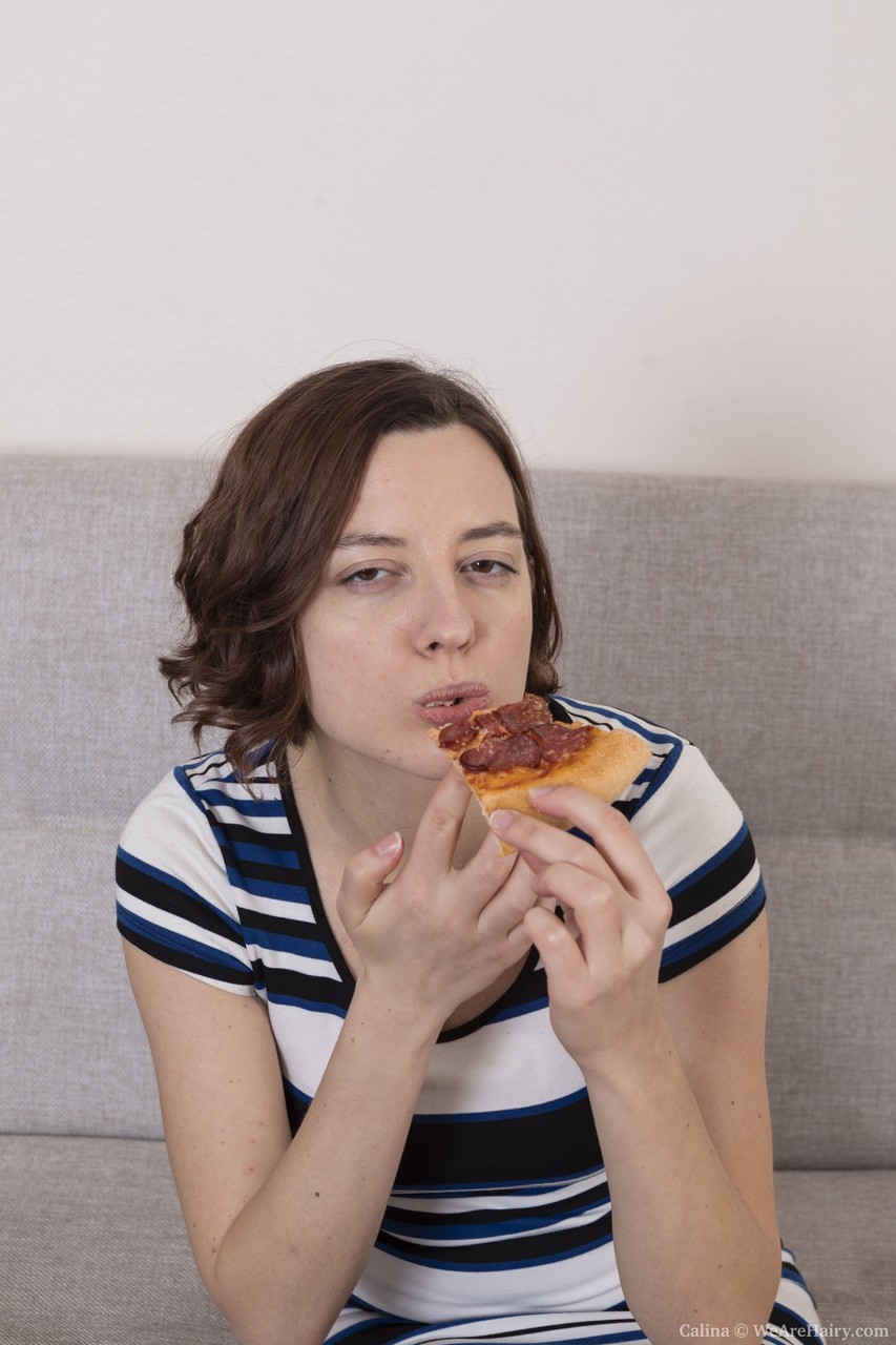 アマチュアカリナ赤ちゃん服を脱ぎ毛の生えたマンコをクローズアップで見せる