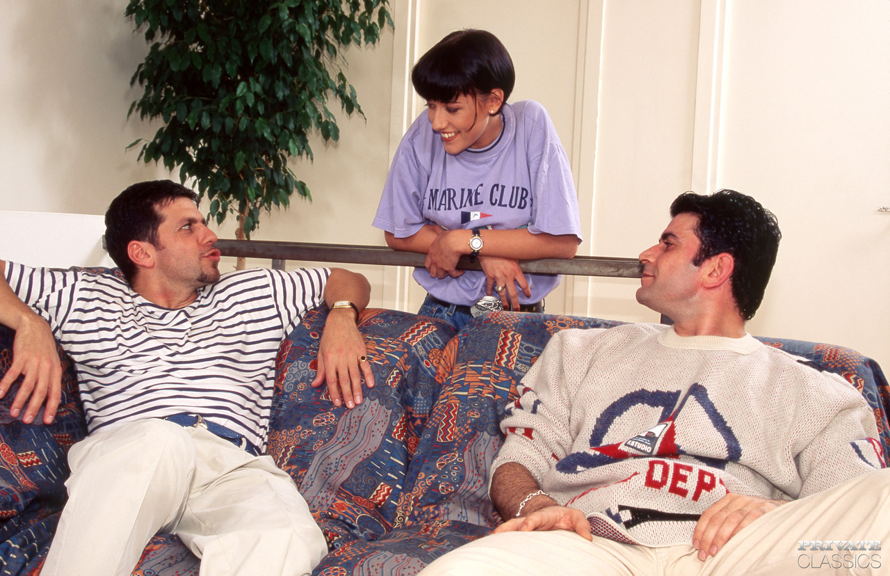 黒髪のキャロル・ルージュがワイルドな乱交シーンでダブルペネトレーション