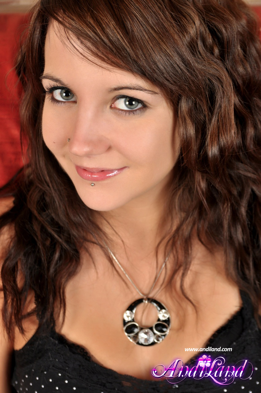 Сладкая Молодая Девушка Энди Лэнд Обнажает Маленькие Сиськи И Щель На Кровати В Кроссовках