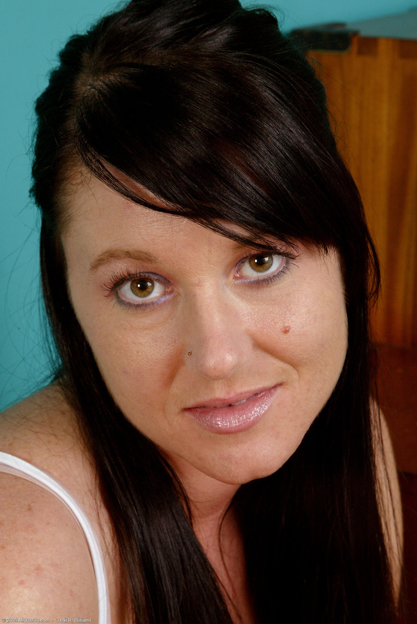 ميلف مثيرة مايراه تُظهر مؤخرتها الكبيرة في رقصة تعري ساخنة