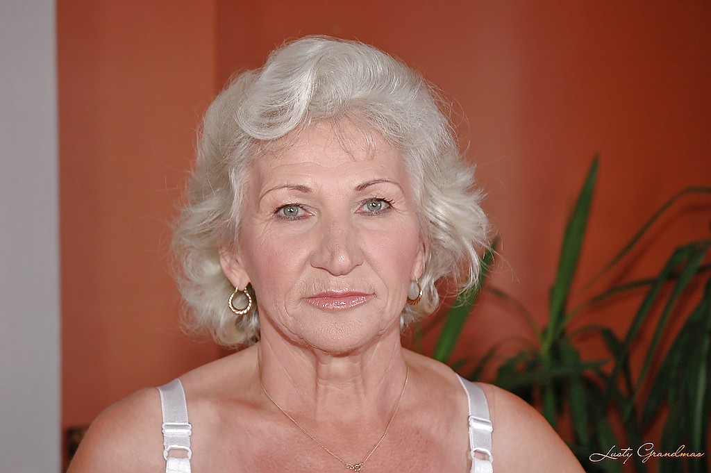 欲望の大きなおばあさん白いストッキングで大きなディルドで自慰している