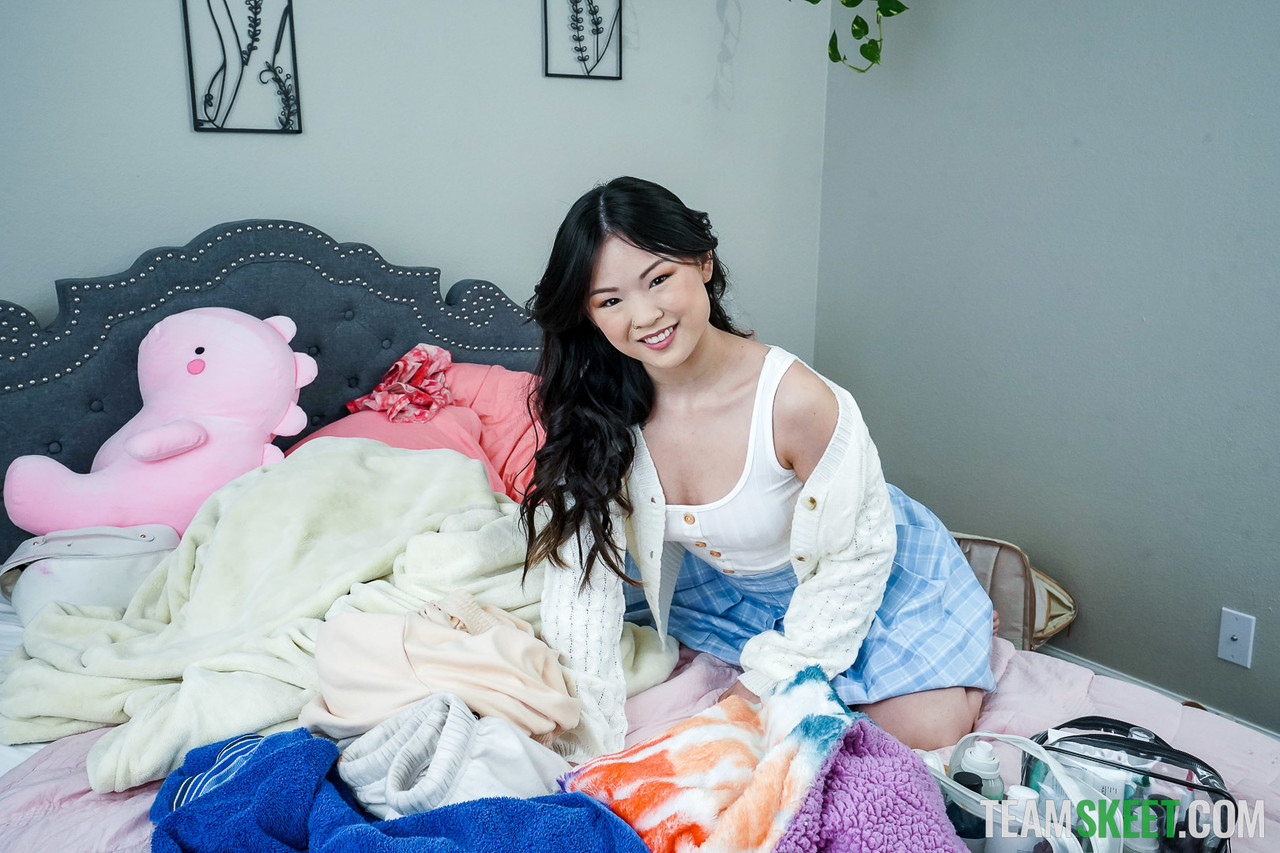 スレンダーなアジア人ベビーシッターるるちゅうバックでセックスそして顔射