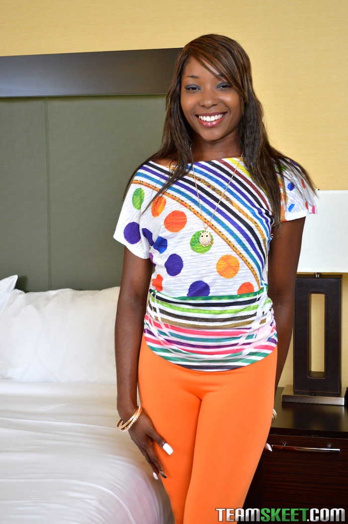 Lächelnde Schwarze Shae Spreadz Spielt Mit Ihrer Ebenholz-Muschi Dann Genießt Sie Weißes Fleisch