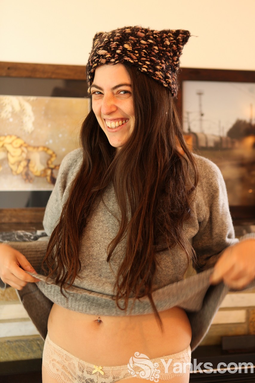 素人の黒髪巨乳ノラが茂んだマンコをこすっている