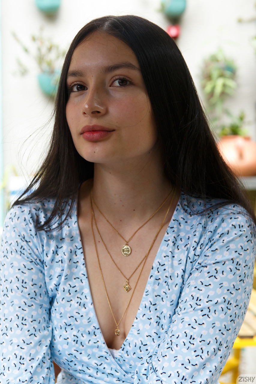 सांवली सुंदरी लुइसा मेद्रानो अपने शानदार बड़े स्तन और बड़े चूतड़ों को दिखाती है