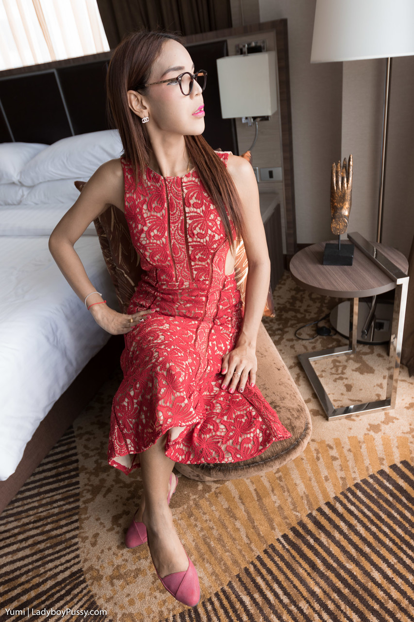 おたくシーメール由美さんが見せるタイトなアヌス穴指マンコといたずらするディルド