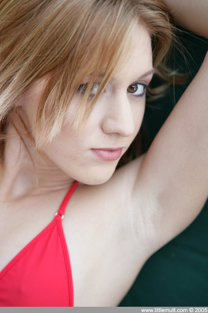 الفتاة الشابة النحيفة أليكس فينيس تكشف عن صدرها الصغير