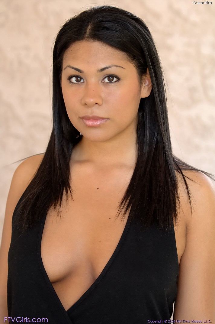 黒髪のアマチュアカサンドラが彼女のナチュラルとジューシーなマンコと尻を披露する