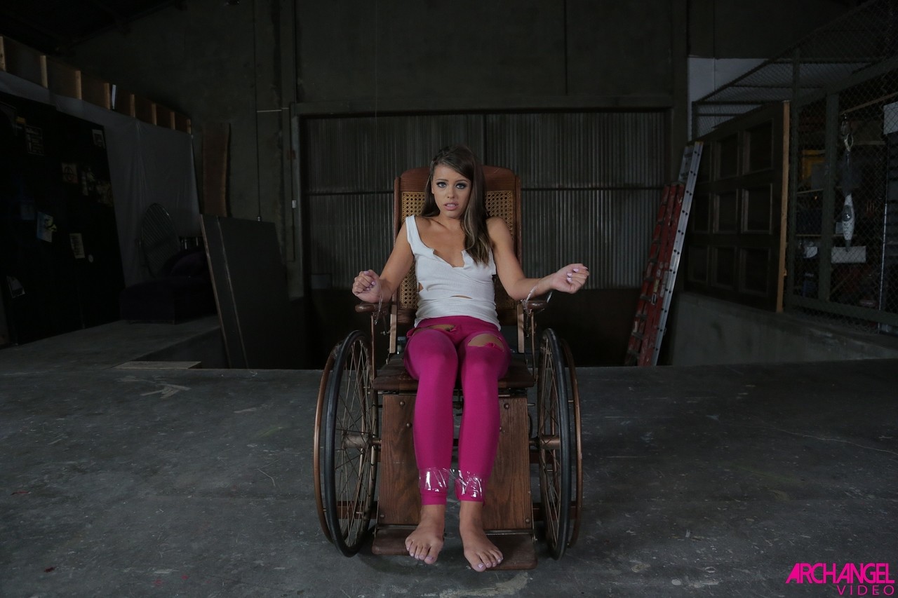 أدريانا تشيك في gangbang بين عرقيات مزدوجة فاك