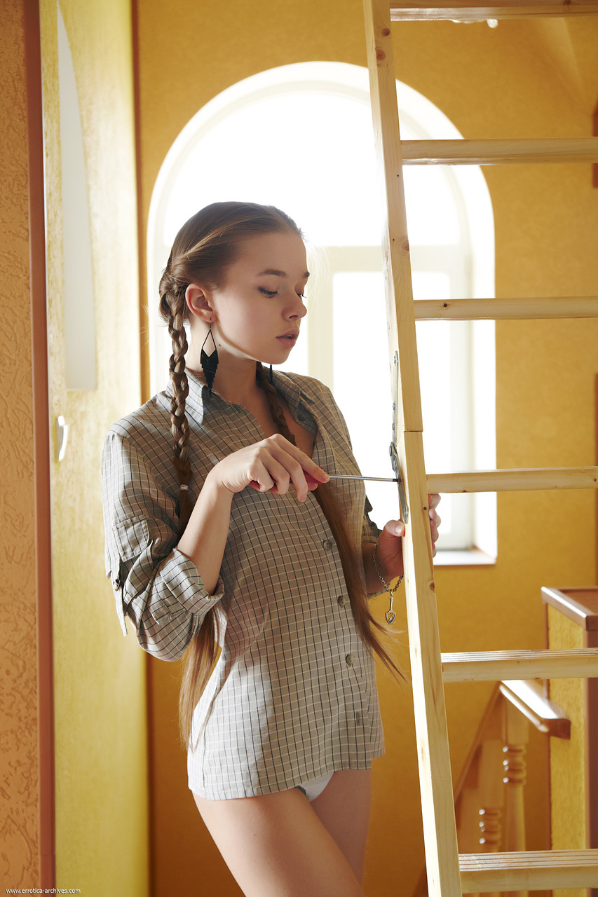 細い十代のミレナが小さな胸と毛深い膣をフラッシュする