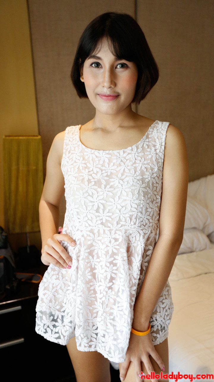 सुंदर एशियाई शीमेल माली लingerie में कपड़े उतारती है और अपने वक्र दिखाती है