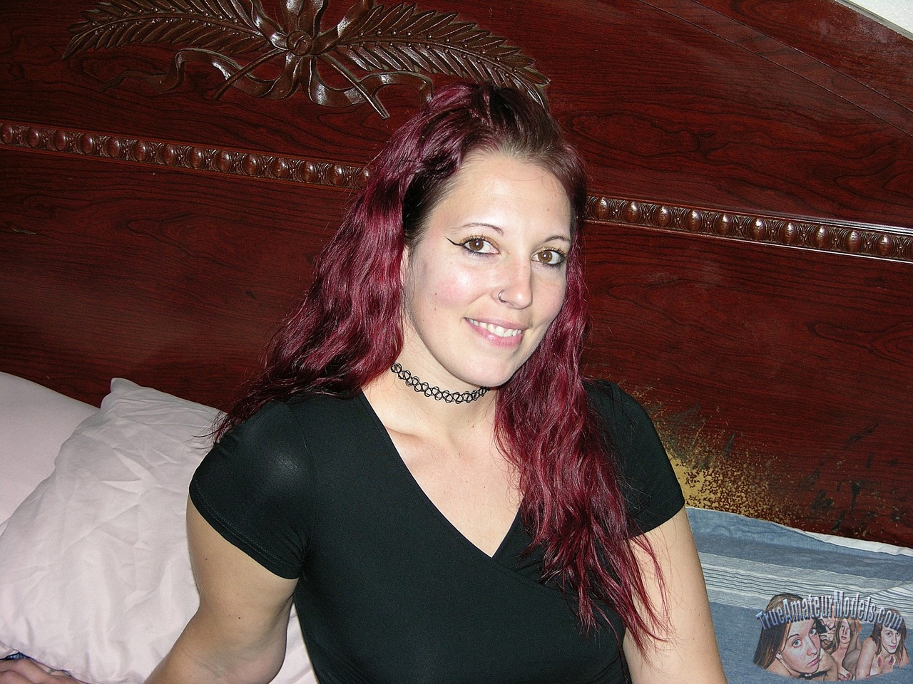 裸體紅髮業餘模特艾希莉C在床上張開