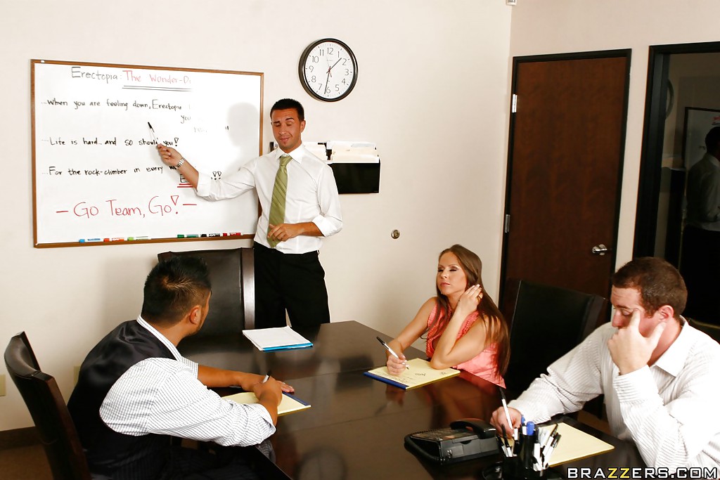 レイチェル・ロックス バスト豊かなオフィス美女が仕事中に巨乳の楽しみを満喫