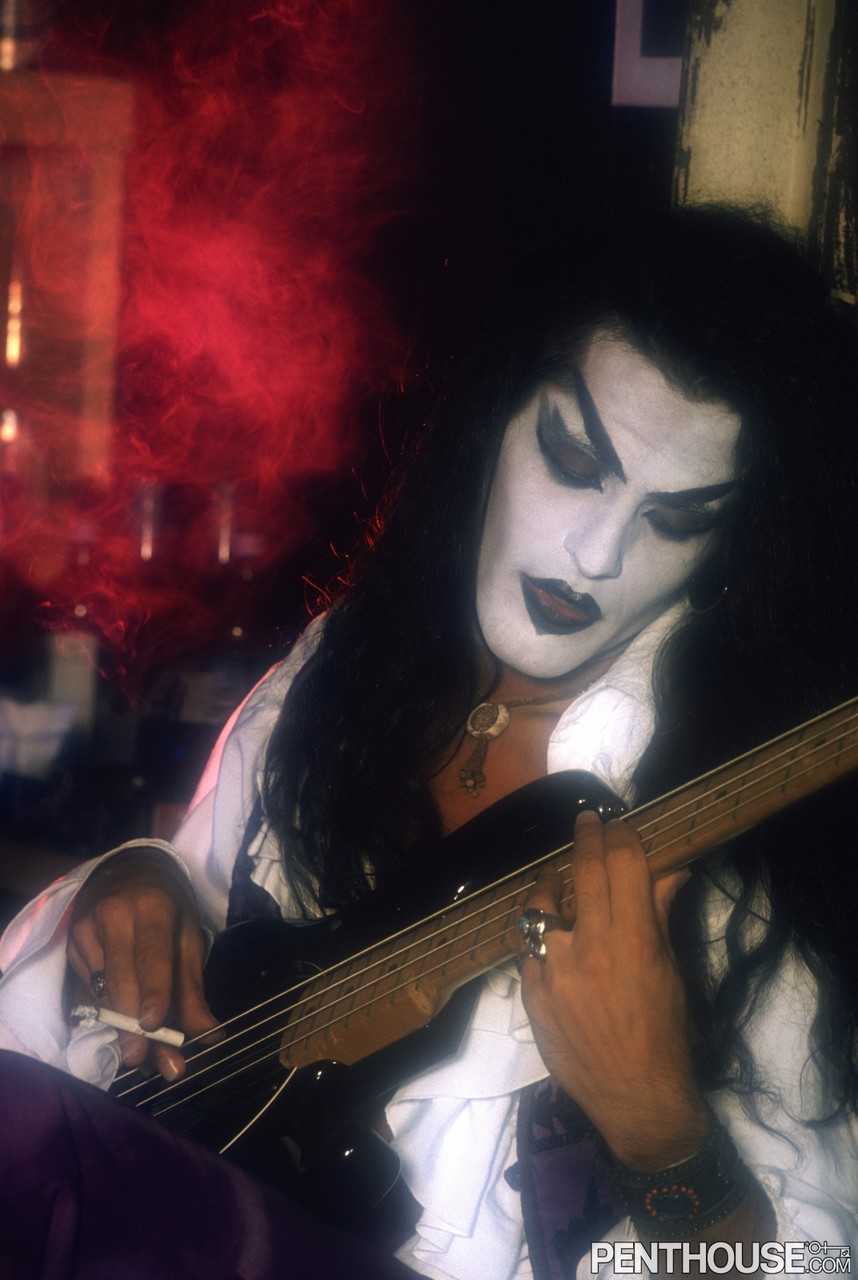 Mannequin Plantureuse Andi Sue Irwin En Bottes Hautes Se Fait Baiser Par Un Rockstar