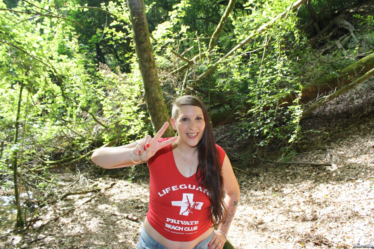 المراهقة الهواية سموكي كيت تكشف عن مؤخرة كبيرة وتُنَكَّح في الغابة