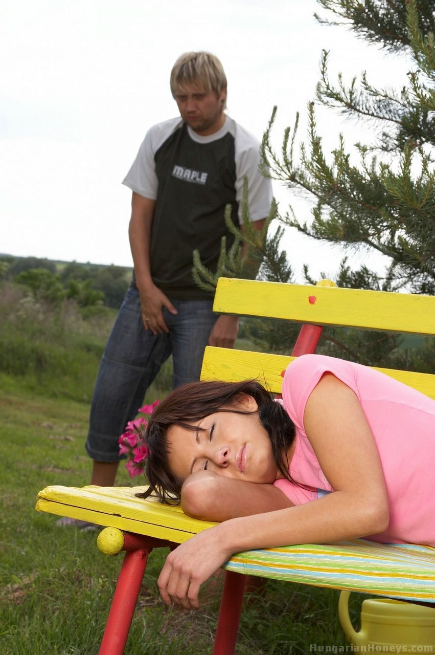 العاهرة التشيكية فيكتوريا روز تمتص وتمتد على القضيب الصلب في الحديقة