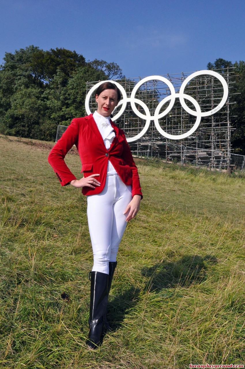 فرسانه رائعة milf لارا تقدم بلو جو قبل دك صعب شرج