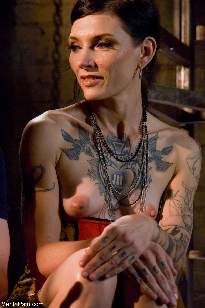 Schlanke Herrin Simone Kross Dominiert Geknebelten Stuhl-Sklaven