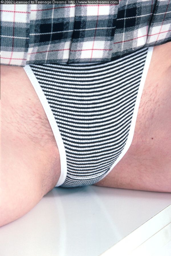 深色头发的业余少女Pavlina 脱衣并触碰她毛茸茸的阴道