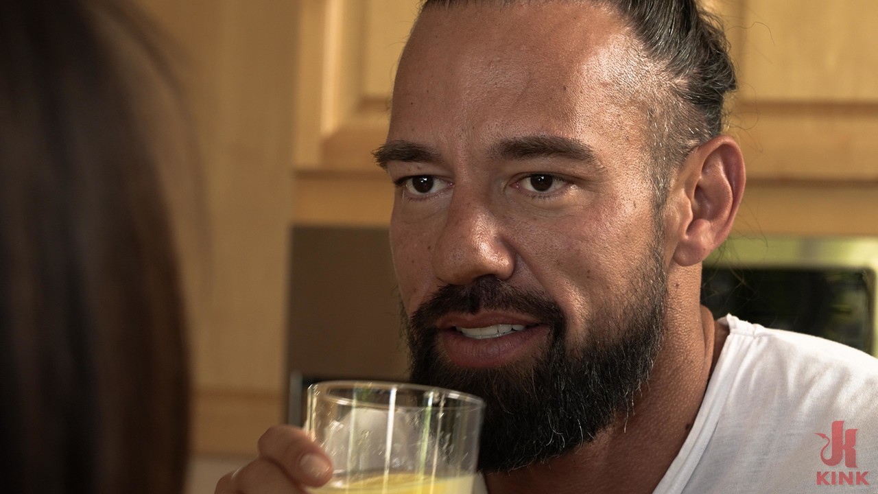 アナ・フォックスXXが筋肉質のハンドラーとのハードコアな異人種セックスに耐える