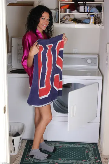 Naira Smith – Tall Brunette MILF Spreads Her Meaty Pussy in Socks