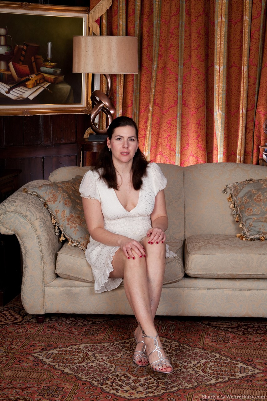 素人妻シャーリンが垂れた乳房と毛深い股間を見せる