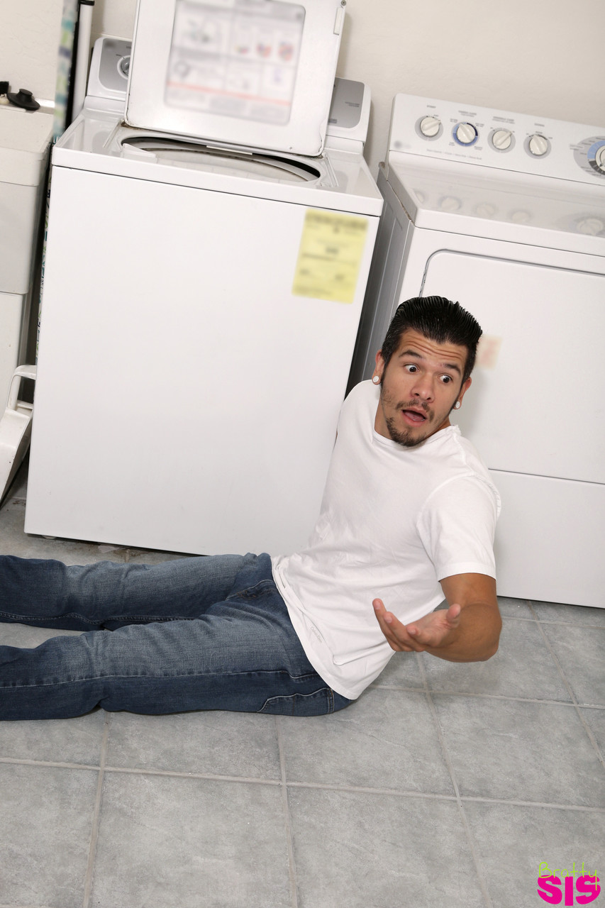 نقطة نظيف أخ غير شقيق ينيك نينا نيرفانا الشريرة في غرفة الغسيل بقضيب كبير