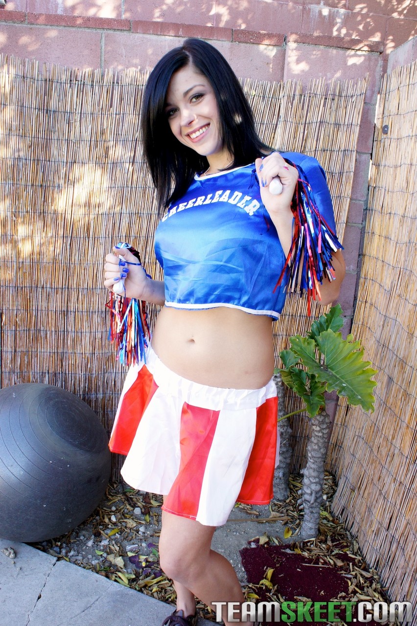 性感啦啦队员萨凡纳·卡姆登在户外脱掉制服并与裁判发生性关系