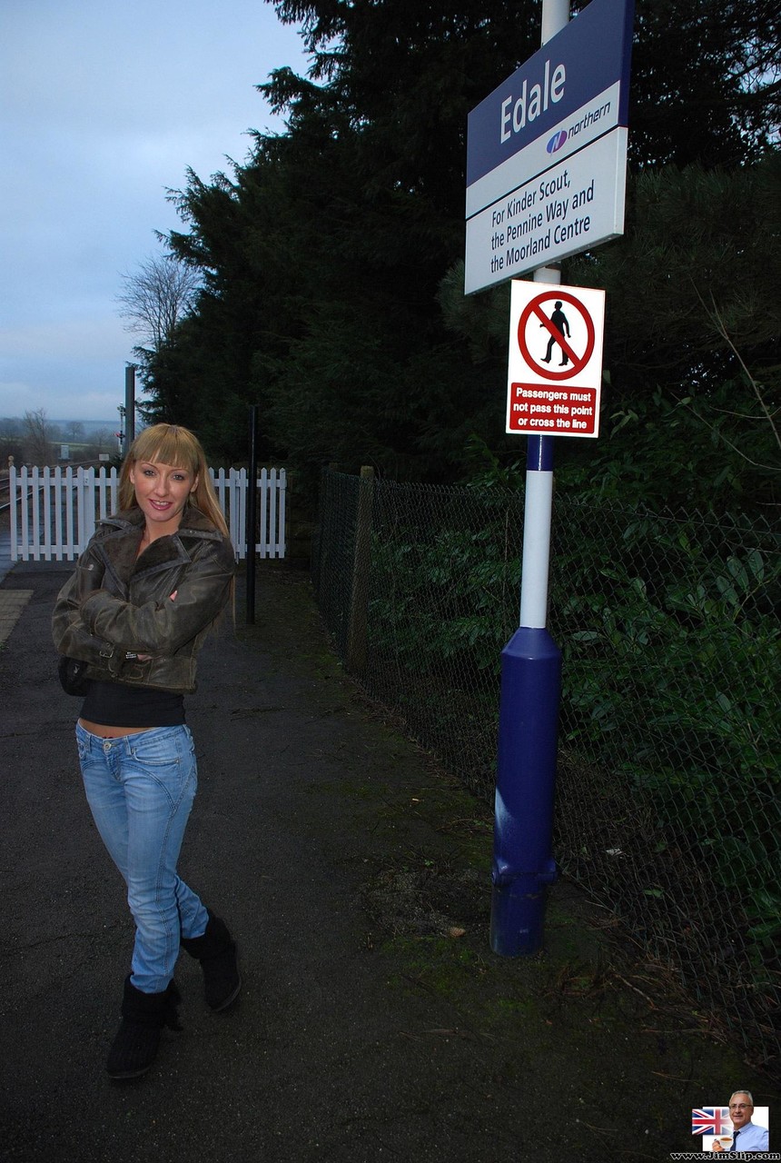 الطالبة المشاكسة رومي طومسون بالأحذية والجوارب تنام مع معلمها العجوز